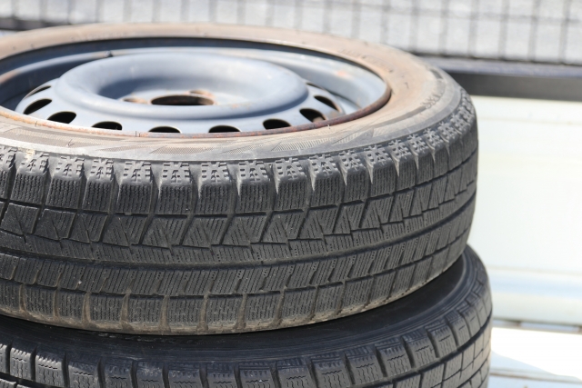 スタッドレスタイヤの寿命による交換時期とは