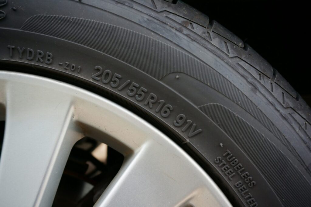 タイヤサイズ（幅・偏平率・ラジアルタイヤ・リム径・ロードインデックス・速度記号など）