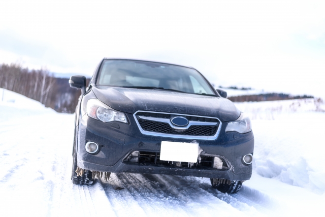 ノーマルタイヤの雪道走行は法律違反か？ 