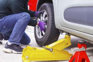 スタッドレスタイヤはいつから装着すべき？最適な時期と判断ポイントを解説