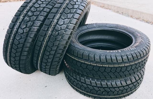 スタッドレスタイヤの寿命と買い替えタイミング
