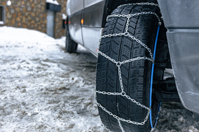 スタッドレスとチェーンはどちらを使う？選び方を状況別に解説！