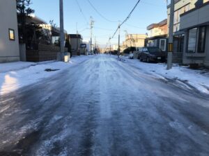 アイスバーンとは？初心者でも分かる危険性と安全対策をやさしく解説！