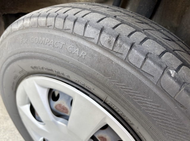 タイヤの「サイドウォール」とは?ひび割れ・外傷などトラブル時の適切な対処法を解説