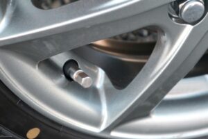 タイヤのエアバルブは交換したほうがいい？その理由と方法・費用を詳しく解説