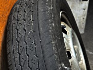 タイヤの片減りとは？偏摩耗の原因と対策を分かりやすく解説