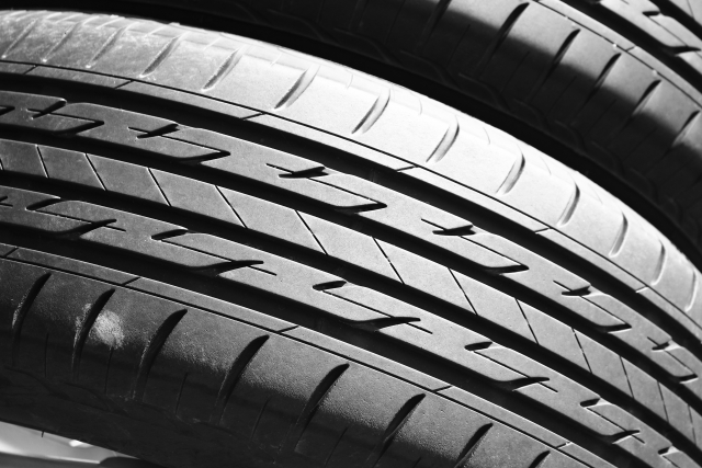 サマータイヤとは？ノーマルタイヤと同じ？違いや特徴・寿命・選び方を解説